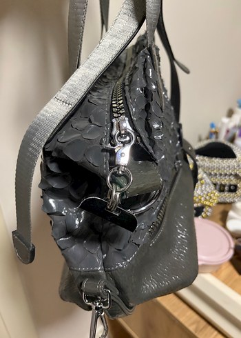 Gri Yılan Derisi Desenli Deri Çanta - Görsel 4