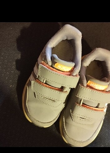 23 Beden gri Renk Adidas spor ayakkabı