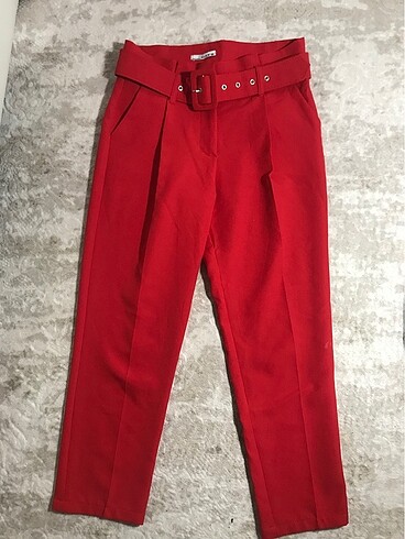 Kemerli kırmızı kumaş pantolon