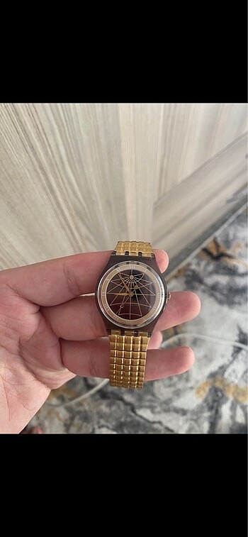 Swatch güneş enerjili saat