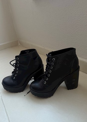 H&M marka Siyah Deri Dolgu Topuklu Kadın Bot - Görsel 4