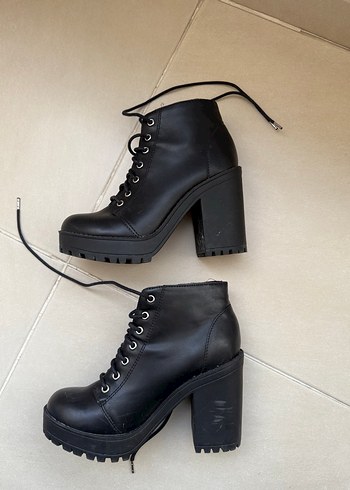 H&M marka Siyah Deri Dolgu Topuklu Kadın Bot - Görsel 2