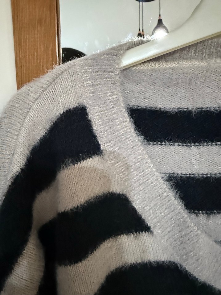 Gri Çizgili V Yaka Triko Kazak - Görsel 2