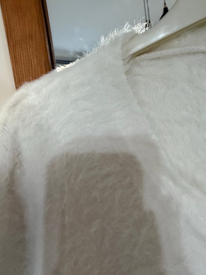 Düğmeli V Yaka Beyaz Kadın Hırka - Görsel 2