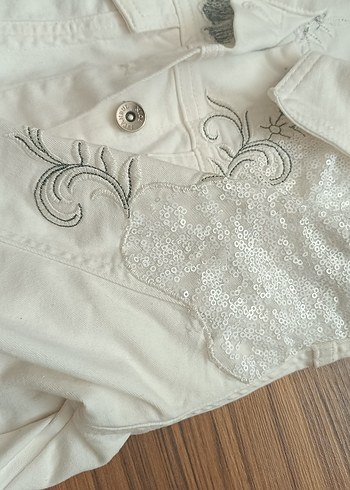 s Beden Nakışlı Beyaz Kadın Denim Ceket