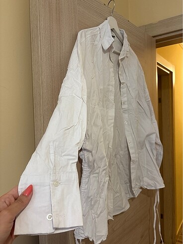 Diğer Yanları büzgü detaylı oversize gömlek standart beden