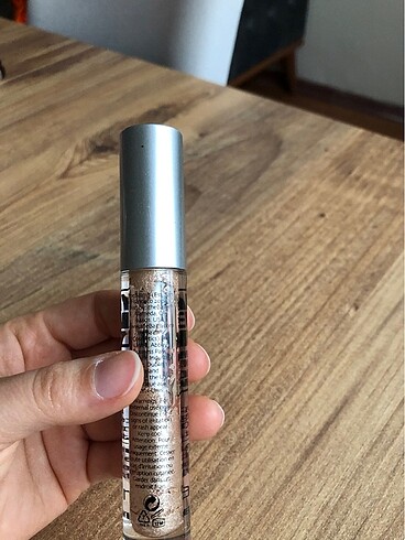 Beden The Balm Mary Dew Manizer