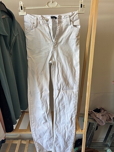 beyaz paça detaylı jean trendyolmilla