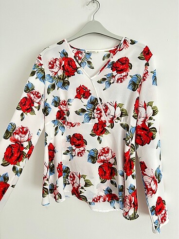 Sateen markalı şifon çiçekli bluz