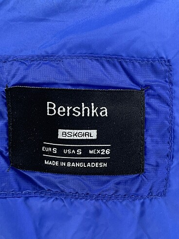 s Beden mavi Renk Bershka Yağmurluk %70 İndirimli.
