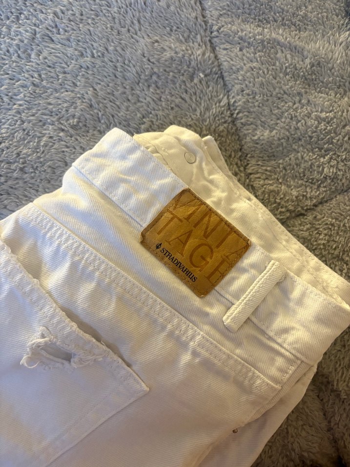 Beyaz Düğmeli Gevşek Kesim Midi Kot Şort - Görsel 2