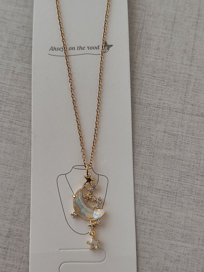 Zincir Detaylı Altın Renkli Ay ve Yıldız Kolye - Görsel 2