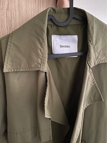 m Beden haki Renk bershka trençkot