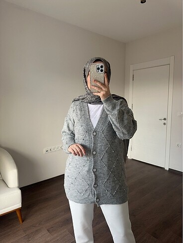 Taşlı yün hırka standart bedendir