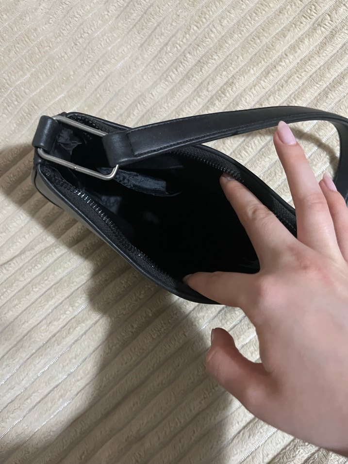 Kemer Detaylı Siyah Deri Çanta - Görsel 3