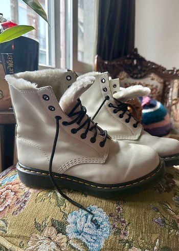Orjinal Dr. martens Beyaz Tüylü Kadın Bot - Görsel 2