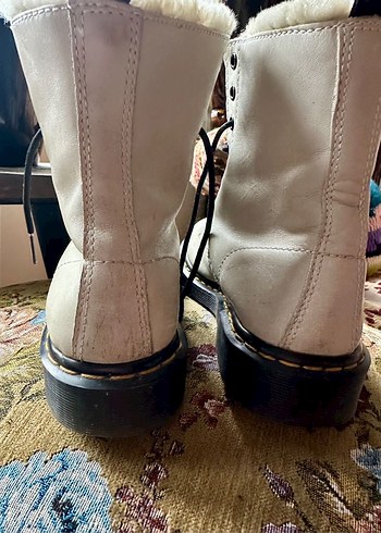 Orjinal Dr. martens Beyaz Tüylü Kadın Bot - Görsel 3