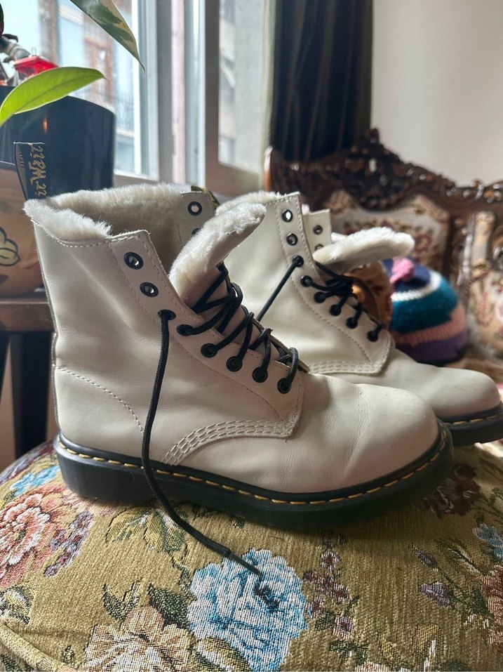 Orjinal Dr. martens Beyaz Tüylü Kadın Bot - Görsel 2