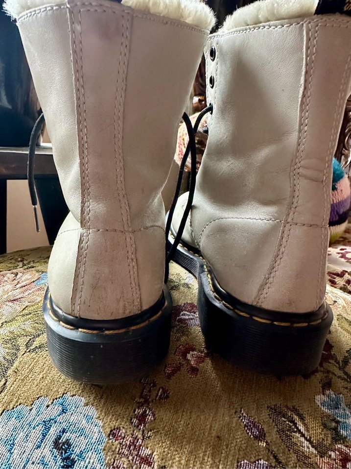 Orjinal Dr. martens Beyaz Tüylü Kadın Bot - Görsel 3