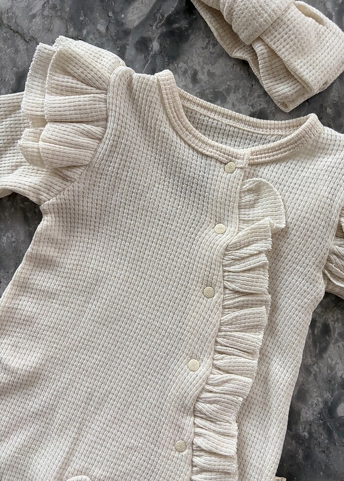 Kız bebek ekru tulum - Görsel 3