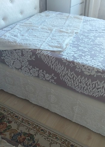 Gri işlemeli beyaz yatak örtüsü - Görsel 2