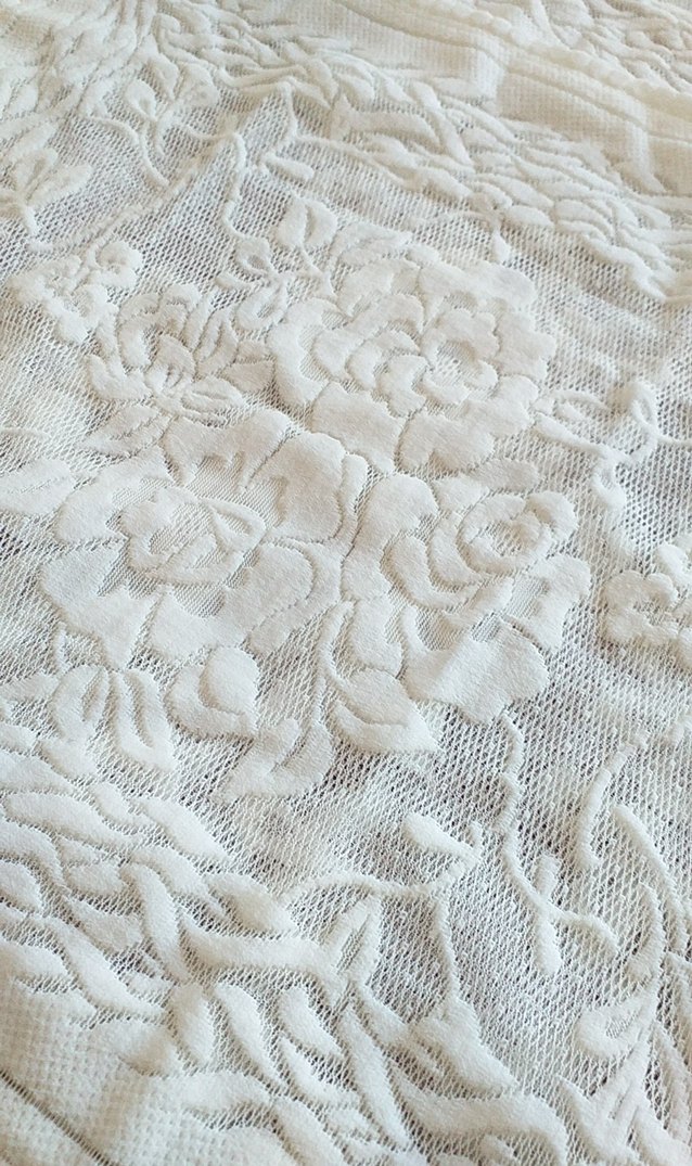 Gri işlemeli beyaz yatak örtüsü - Görsel 4