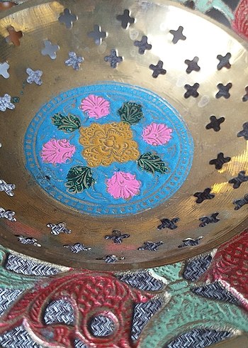 Renkli İşlemeli Metal Dekoratif Tabak - Görsel 2