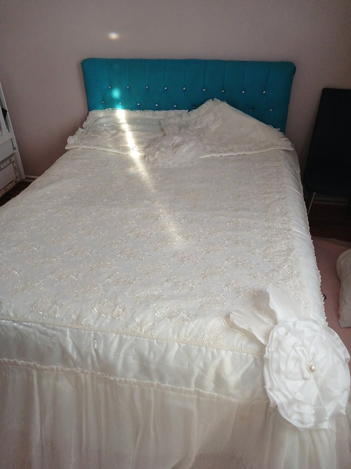 Nakışlı Beyaz Yatak Örtüsü - Görsel 2