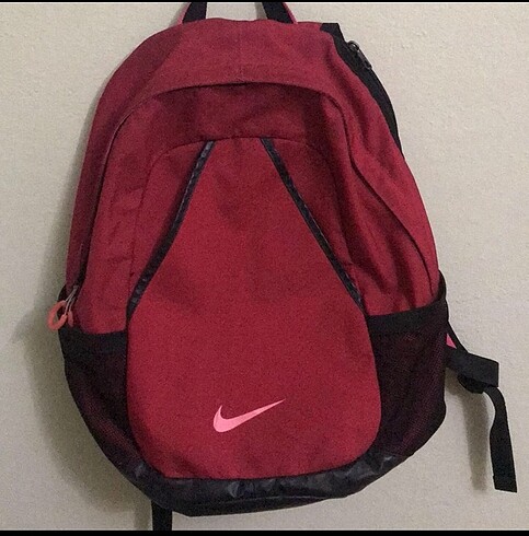 Pembe Nike okul çantası