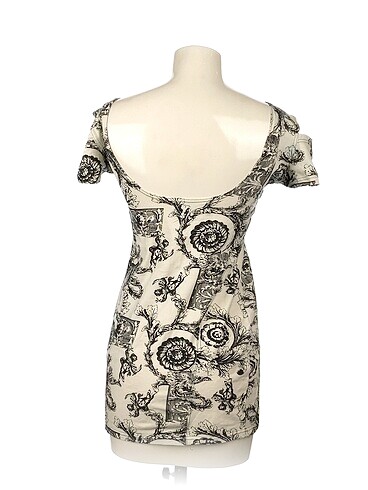 m Beden PreLoved Kısa Elbise %70 İndirimli.