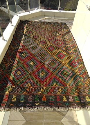 El Dokuma Antika Kilim