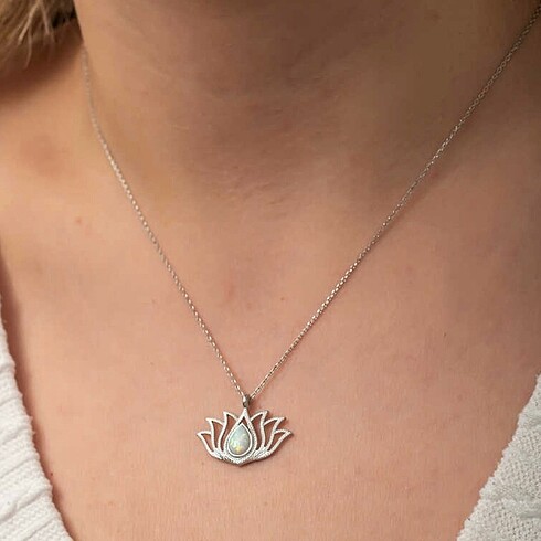 So Chic Opal taşlı gümüş lotus kolye