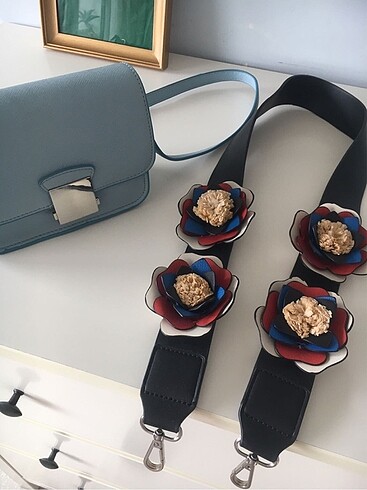 zara çiçekli askılı mavi çanta