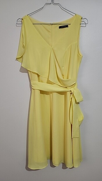 Açık sarı kol detaylı şifon elbise 