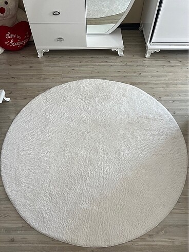 Yuvarlak beyaz peluş halı