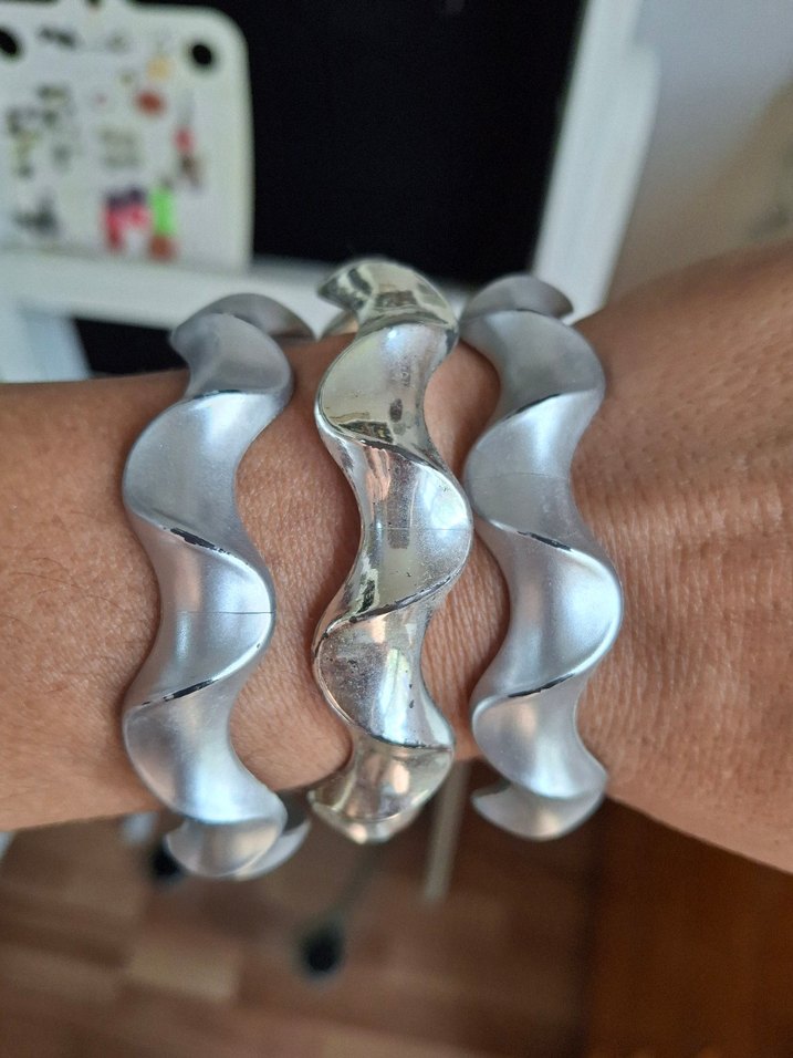 Gri plastik Bileklik - Görsel 3