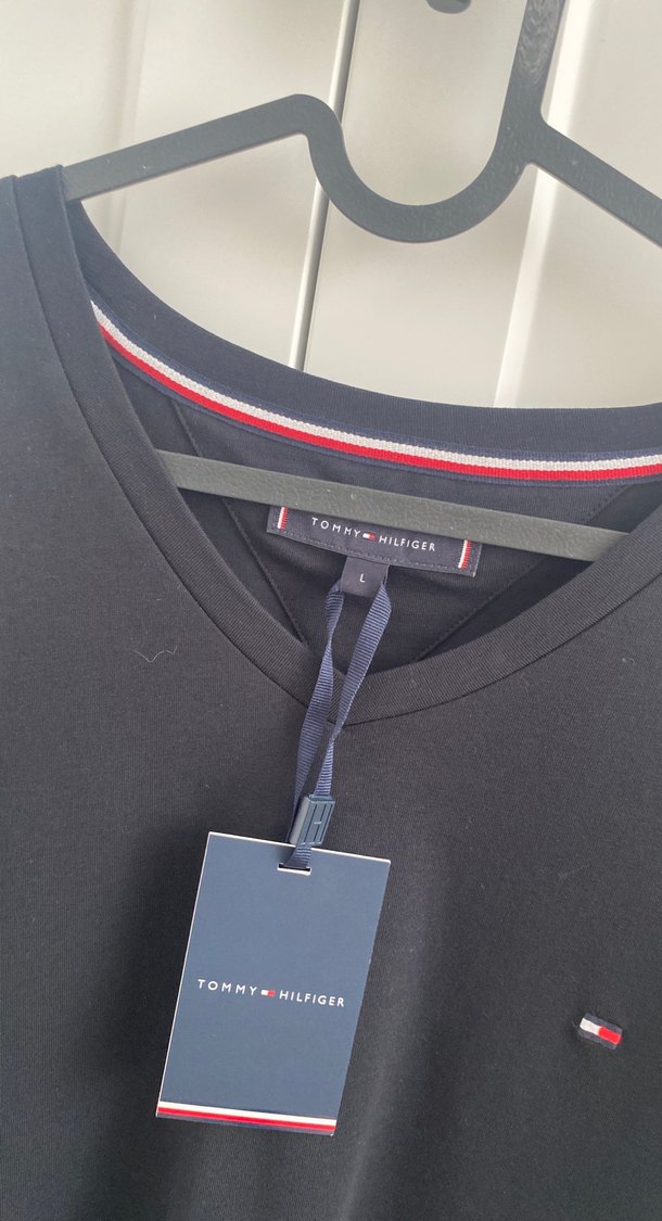 Tommy Hilfiger Siyah V Yaka Erkek Tişört - Görsel 2