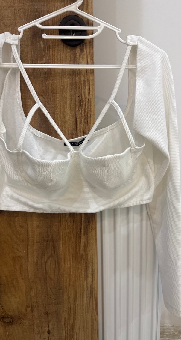 Beyaz V Yakalı İnce Askılı Bluz - Görsel 2