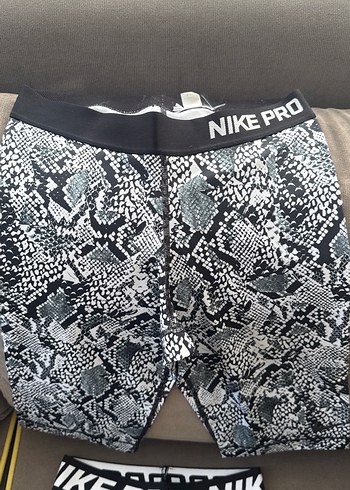 Nike Pro Siyah ve Yılan Desenli Mini Taytlar - Görsel 3