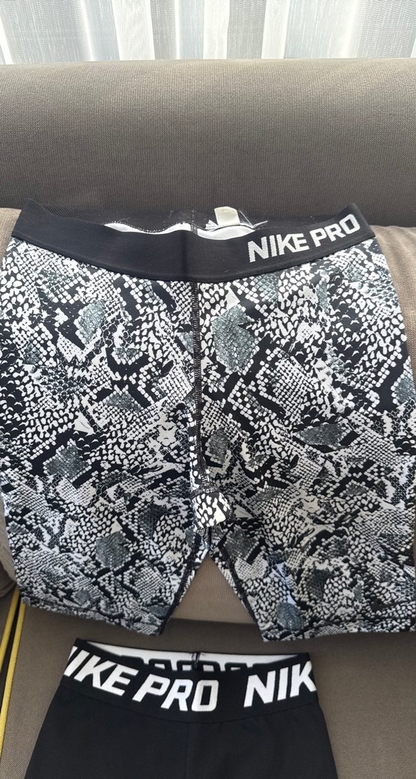 Nike Pro Siyah ve Yılan Desenli Mini Taytlar - Görsel 3