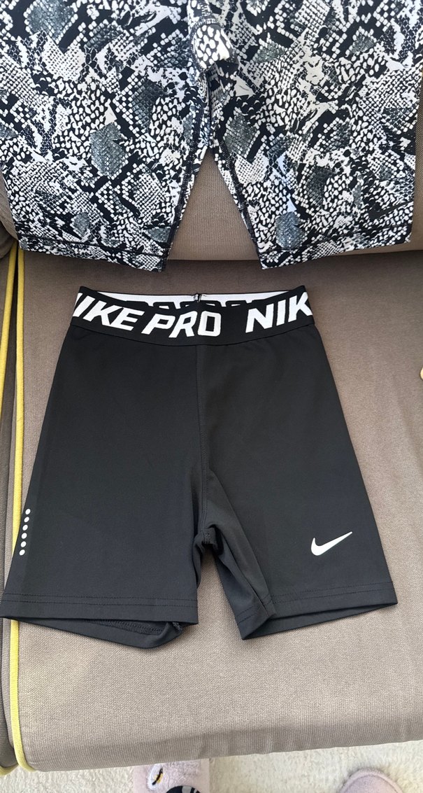 Nike Pro Siyah ve Yılan Desenli Mini Taytlar - Görsel 2