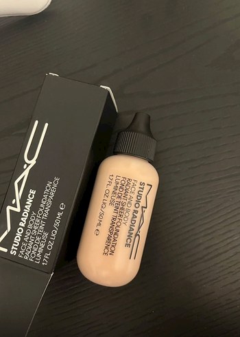 Mac Studio Radiance Fondöten 50ml Bej