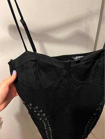 H&M kuş gözü detaylı siyah ince askılı elbise