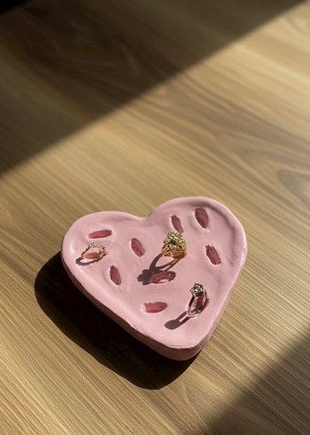 Diğer Kalp Şekilli Pembe Yüzük Tutucu