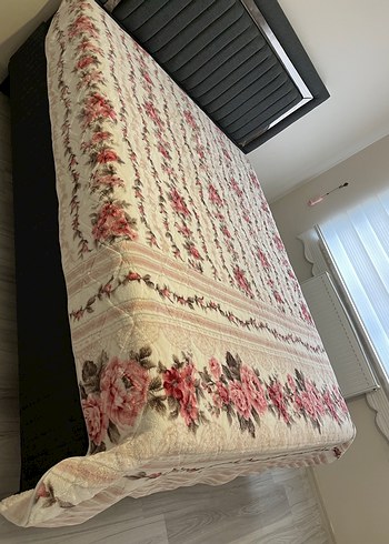 Pembe Çiçek Desenli Yatak Örtüsü - Görsel 2