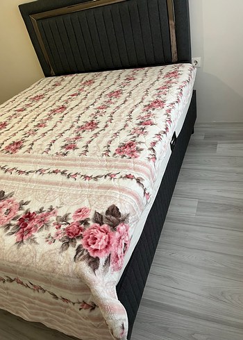 Pembe Çiçek Desenli Yatak Örtüsü - Görsel 3