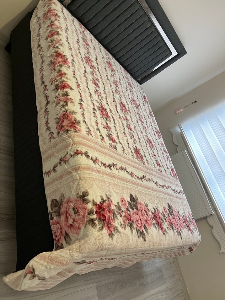 Pembe Çiçek Desenli Yatak Örtüsü - Görsel 2