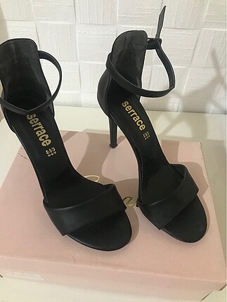 Zara Siyah tek bant topuklu ayakkabı