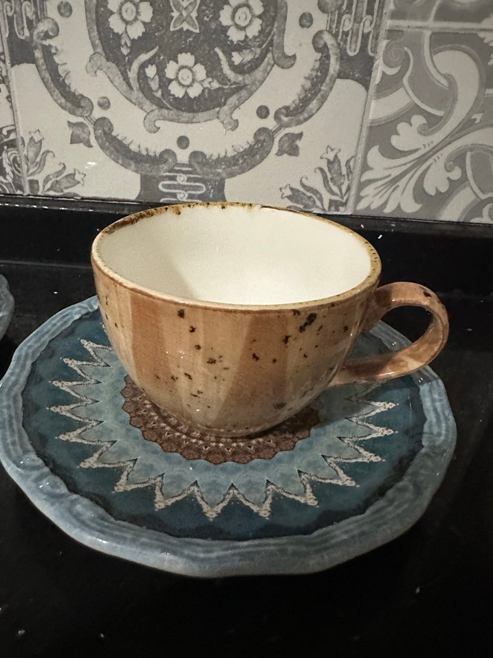 Kahverengi Seramik Fincan ve Desenli Tabak Seti - Görsel 2