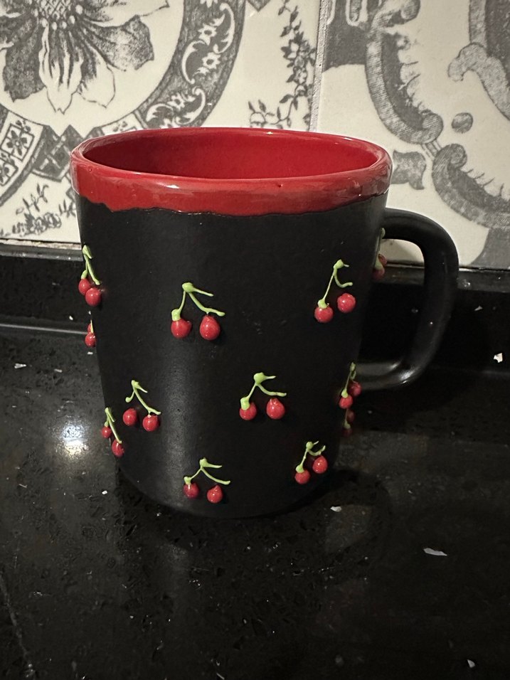Kırmızı Kabartmalı Kiraz Desenli Siyah Kupa - Görsel 2